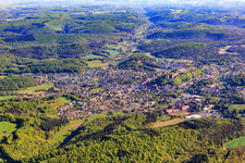 Vue aérienne de Vue d'ensemble des Vosges du Nord le matin depuis le sud à Bitsch dans le département Moselle, France