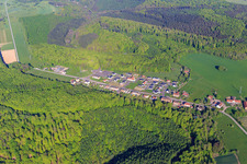 Vue aérienne de Vue du village avec parking à Ouvrage Simserhof à Siersthal dans le département Moselle, France