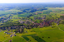 Vue aérienne de Vue matinale de la ville depuis le nord à Bining dans le département Moselle, France