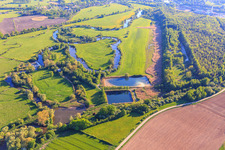 Vue aérienne de Prairies inondables le long du cours sinueux de la Sarre à Sarralbe dans le département Moselle, France