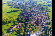 Vue aérienne de Aperçu des villes du nord à Sarralbe dans le département Moselle, France
