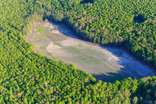 Vue aérienne de Gros Schwarzweiher sans eau à Niederstinzel dans le département Moselle, France