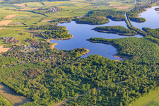 Vue aérienne de Le canal des houllères de la Sarre traverse les lacs Ètang des femmes et Stockweiher à Langatte dans le département Moselle, France