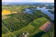 Vue aérienne de Le canal des houllères de la Sarre traverse les lacs Ètang des femmes et Stockweiher à Langatte dans le département Moselle, France