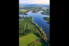 Vue aérienne de Le canal des houllères de la Sarre traverse le Stockweiher à Langatte dans le département Moselle, France