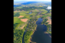 Vue aérienne de Canal des houllères de la Sarre à côté de l'Étang de la Blanche Chaussée à Diane-Capelle dans le département Moselle, France