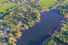 Vue aérienne de Quai pour bateaux à l'Étang de la Blanche Chaussée à Diane-Capelle dans le département Moselle, France