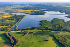 Vue aérienne de Intersection des deux canaux, le canal Rhin-Marne et le canal des houllères de la Sarre dans les lacs Le Petit Étang et Le Grand Ruisseau à Gondrexange dans le département Moselle, France