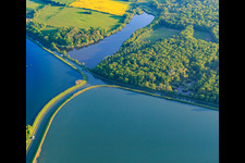 Photographie aérienne de Intersection des deux canaux, le canal Rhin-Marne et le canal des houllères de la Sarre dans les lacs Le Petit Étang et Le Grand Ruisseau à Gondrexange dans le département Moselle, France