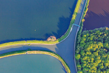 Vue aérienne de Intersection des deux canaux, le canal Rhin-Marne et le canal des houllères de la Sarre, dans les lacs Le Petit Étang et Le Grand Ruisseau avec traversée pour cyclistes et piétons à Gondrexange dans le département Moselle, France