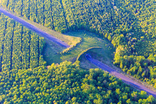 Vue aérienne de Pont pour la faune au-dessus de la voie ferrée à Loudrefing dans le département Moselle, France