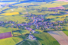 Vue aérienne de Vue du village depuis le sud à Loudrefing dans le département Moselle, France