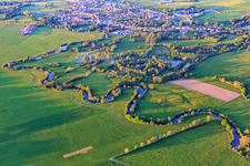 Vue aérienne de Le cours sinueux de la Sarre à Keskastel dans le département Bas Rhin, France