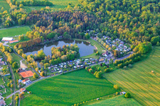 Vue aérienne de Camping Centre de loisirs "les Sapins" au bord d'un lac à Keskastel dans le département Bas Rhin, France