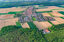 Vue aérienne de Vue du village depuis le sud le soir à le quartier Hayna in Herxheim bei Landau dans le département Rhénanie-Palatinat, Allemagne