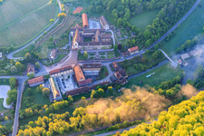 Vue aérienne de Hôtel Kloster Bronnbach avec jardin de l'abbaye, église abbatiale de l'Assomption de Marie et monastère des Missionnaires de la Sainte Famille Bronnbach à le quartier Bronnbach in Wertheim dans le département Bade-Wurtemberg, Allemagne