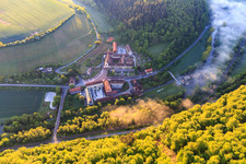 Vue aérienne de Hôtel Kloster Bronnbach avec jardin de l'abbaye, église abbatiale de l'Assomption de Marie et monastère des Missionnaires de la Sainte Famille Bronnbach à le quartier Bronnbach in Wertheim dans le département Bade-Wurtemberg, Allemagne