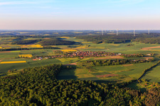 Vue aérienne de Vue du village le matin depuis le nord à le quartier Uissigheim in Külsheim dans le département Bade-Wurtemberg, Allemagne