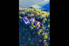 Vue aérienne de Château et parc du château Gamburg à le quartier Gamburg in Werbach dans le département Bade-Wurtemberg, Allemagne
