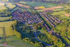 Vue aérienne de Vue du magnifique Taubertal le matin depuis le nord à le quartier Hochhausen in Tauberbischofsheim dans le département Bade-Wurtemberg, Allemagne