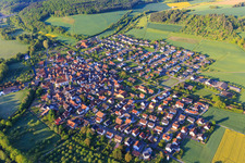 Vue aérienne de Vue du nord le matin dans la vallée de la Tauber à le quartier Dittigheim in Tauberbischofsheim dans le département Bade-Wurtemberg, Allemagne