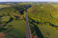 Vue aérienne de Tracé de l'autoroute A81 vers l'ouest après avoir traversé la vallée de la Tauber à le quartier Distelhausen in Tauberbischofsheim dans le département Bade-Wurtemberg, Allemagne