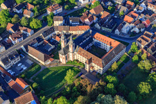 Photographie aérienne de Ancien monastère Gerlachsheim avec école Nardini et centre éducatif inab – Jeunesse, éducation et carrière. près de l'église de la Sainte-Croix à le quartier Gerlachsheim in Lauda-Königshofen dans le département Bade-Wurtemberg, Allemagne