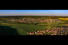 Vue aérienne de Panorama de la ville dans la vallée de la Tauber depuis le nord-est à le quartier Lauda in Lauda-Königshofen dans le département Bade-Wurtemberg, Allemagne