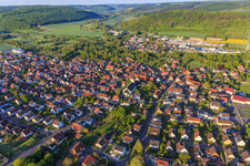 Vue aérienne de Vue du nord le matin dans la vallée de la Tauber à le quartier Königshofen in Lauda-Königshofen dans le département Bade-Wurtemberg, Allemagne