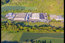 Vue aérienne de Roto Campus et Roto Frank DST Produktions-GmbH ainsi que MAAS Bauzentrum GmbH à le quartier Edelfingen in Bad Mergentheim dans le département Bade-Wurtemberg, Allemagne
