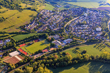 Vue aérienne de École Johann Adam Möhler Igersheim, Erlenbachhalle et terrains de sport du TA FC Igersheim à Igersheim dans le département Bade-Wurtemberg, Allemagne