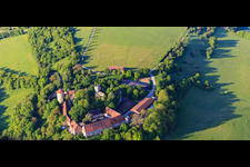 Vue aérienne de Château de Neuhaus à Igersheim dans le département Bade-Wurtemberg, Allemagne