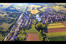 Vue aérienne de Vue de la ville avec Tauberstrand depuis l'ouest à le quartier Elpersheim in Weikersheim dans le département Bade-Wurtemberg, Allemagne