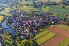 Vue aérienne de Vue d'ensemble de la ville depuis l'ouest à le quartier Elpersheim in Weikersheim dans le département Bade-Wurtemberg, Allemagne