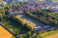 Photographie aérienne de Château et jardin du château Weikersheim (Château du comte Wolfgang von Hohenlohe du 17ème siècle avec une magnifique salle des chevaliers et un jardin avec des statues.) à Weikersheim dans le département Bade-Wurtemberg, Allemagne