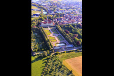 Château et jardin du château Weikersheim (Château du comte Wolfgang von Hohenlohe du 17ème siècle avec une magnifique salle des chevaliers et un jardin avec des statues.) à Weikersheim dans le département Bade-Wurtemberg, Allemagne d'en haut