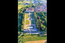 Château et jardin du château Weikersheim (Château du comte Wolfgang von Hohenlohe du 17ème siècle avec une magnifique salle des chevaliers et un jardin avec des statues.) à Weikersheim dans le département Bade-Wurtemberg, Allemagne vue d'en haut