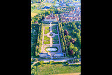 Château et jardin du château Weikersheim (Château du comte Wolfgang von Hohenlohe du 17ème siècle avec une magnifique salle des chevaliers et un jardin avec des statues.) à Weikersheim dans le département Bade-Wurtemberg, Allemagne depuis l'avion