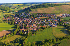 Vue aérienne de Vue d'ensemble de la vallée de la Tauber le matin depuis le sud à le quartier Schäftersheim in Weikersheim dans le département Bade-Wurtemberg, Allemagne