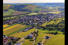 Vue aérienne de Vue du village dans le charmant Taubertal depuis le sud-ouest le matin à Tauberrettersheim dans le département Bavière, Allemagne