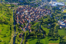 Vue aérienne de Vue du village dans le charmant Taubertal depuis le sud-ouest le matin à Röttingen dans le département Bavière, Allemagne