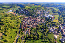 Vue aérienne de Vue d'ensemble du village dans le charmant Taubertal depuis le sud-ouest le matin à Röttingen dans le département Bavière, Allemagne