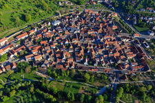 Vue aérienne de Remparts, vieille ville et place du marché vus du sud à Röttingen dans le département Bavière, Allemagne