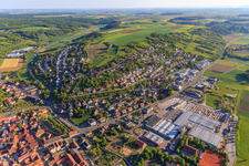 Vue aérienne de Vue d'ensemble du village dans le charmant Taubertal depuis le sud-est le matin à Röttingen dans le département Bavière, Allemagne