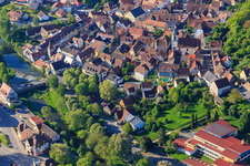 Vue aérienne de Vieille ville vue du nord le matin avec la Schlosserturm, l'église Saint-Pierre-et-Paul et la Tauberturm à Creglingen dans le département Bade-Wurtemberg, Allemagne