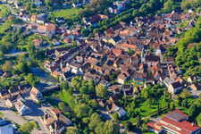 Vue aérienne de Vieille ville vue du nord le matin avec la Schlosserturm, l'église Saint-Pierre-et-Paul et la Tauberturm à Creglingen dans le département Bade-Wurtemberg, Allemagne