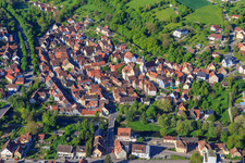 Vue aérienne de Vieille ville vue du nord-est le matin avec Schlosserturm, l'église Saint-Pierre-et-Paul et la Tauberturm à Creglingen dans le département Bade-Wurtemberg, Allemagne