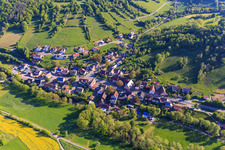 Vue aérienne de Vue du village dans le charmant Taubertal le matin depuis le sud-ouest à le quartier Craintal in Creglingen dans le département Bade-Wurtemberg, Allemagne
