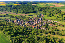 Vue aérienne de Vue du village dans le charmant Taubertal le matin depuis le nord-ouest à le quartier Archshofen in Creglingen dans le département Bade-Wurtemberg, Allemagne