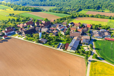 Vue aérienne de Quartier d'Erdbach avec l'élevage de chevaux et le centre équestre Ponyhof Erdbach Fjord à le quartier Schön in Creglingen dans le département Bade-Wurtemberg, Allemagne